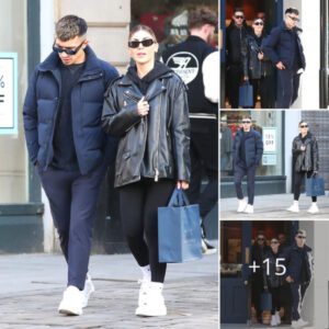 Man Utd star Lisandro Martinez was spotted shopping for jewelry with beautiful co-star Muri Lopez Benitez on the street👫