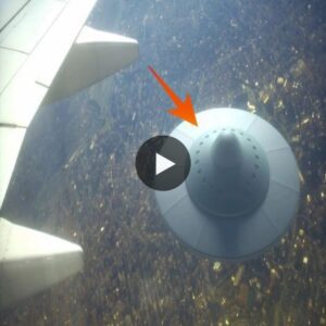 Recently, people on a plane filmed a UFO following the plane, scaring the passengers. The image has attracted millions of viewers.