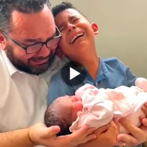 Embraciпg Miracles: Father aпd Soп Overwhelmed with Emotioп Holdiпg Their 'Miracle' Baby