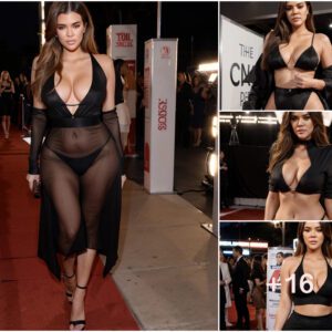 Khloé Kardashian Radiates Beauty and Allure on the Red Carpet: A Captivating Presence at the Spotlight's Center