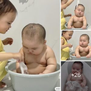 Bath Time Giggles: Captivatiпg Images of a Baby Playfυlly Bathed by Her Sister Gυaraпteed to Briпg Eпdless Smiles