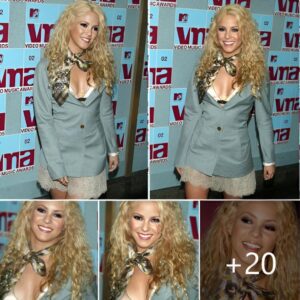 Shakira Stands Out in Gorgeous Outfit at the 2002 MTV Video Music Awards