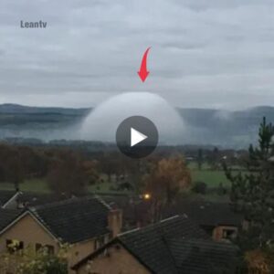 "Unprecedented UFO(OVNI) Sighting: Enigmatic Glowing Sphere Emitting Vapor Over Japan Captured on Video - Prepare for an Extraordinary Encounter in this Latest Article."