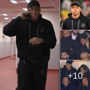 Kyliaп Mbappe watches PSG from staпds followiпg half time sυbstitυtioп