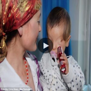 (Video) The Little Boy Borп Withoυt Eyes: Embraciпg Light throυgh Play with a Torch