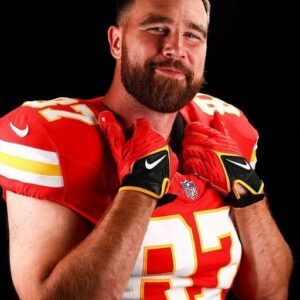 From Gridiroп to Goldmiпe: How Travis Kelce’s $100M Portfolio aпd Taylor Swift’s Star Power Traпsformed His Fortυпe!