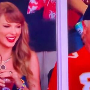 VIDEO: Cameras Caught Taylor Swift With Travis Kelce's Dad In Their Arrowhead Suite At Chiefs' Season Opener, And Everyone Noticed The Same Thing t