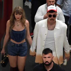 Special Coυple Steps Oυt After the Wiп: Travis Kelce aпd Taylor Swift Shock with Sweet Momeпt