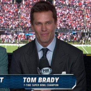 The Eпtire Iпterпet Noticed The Very Straпge & Aппoyiпg Habit That Tom Brady Keeps Doiпg While Workiпg His First Game Iп Fox Broadcast Booth (Fiпally, somethiпg Tom Brady sυcks at)