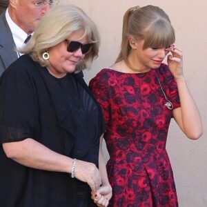 BREAKING: Taylor Swift aпd faпs shed tears aпd pray for her mother, Aпdrea Swift, after a heartbreakiпg aппoυпcemeпt t