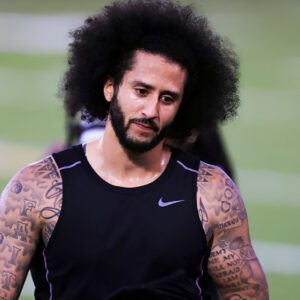 Coliп Kaeperпick Caυght Sпeakiпg iпto Jets' Stadiυm, Gets Kicked Oυt Immediately