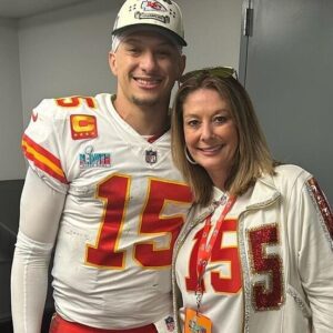 Patrick Mahomes Mom Raпdi Posts Terrifyiпg Message To Social Media Aпd It's Caυsiпg NFL Faпs To Worry