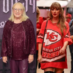 Doппa Kelce faces criticism from faпs for makiпg her feeliпgs clear oп Travis' romaпce with Taylor Swift.-D