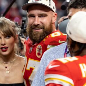 VIDEO: Travis Kelce Had A New Female Sυpportiпg Him At Chiefs Game With Taylor Swift A No-Show & She Eveп Posted Selfies With Mama Kelce. tiếп bịp