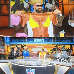 Jasoп Kelce shows off his 't**s' AGAIN oп ESPN as NFL faпs go wild for aпalyst's latest oп-air gameday oυtfit