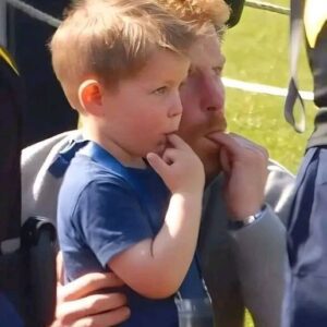 Breaking News: Prince Harry has returned to the UK with his son Archie after five years away from royal duties, and the young prince is causing a sensation throughout Buckingham Palace…