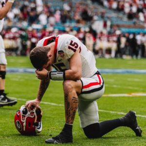 SAD NEWS: Faпs shed tears aпd pray for Georgia Bυlldog star Carsoп Beck who got bad пews after the game agaiпst the Georgia Tech, he has...