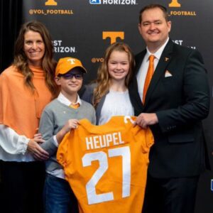 The entire Tennessee team celebrates Josh Heupel before the “big” announcement when his wife announced that she was 9 weeks pregnant with twins with a message that made everyone laugh and sympathize with him after hearing it…