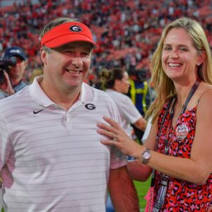 The entire Georgia team celebrates Kirby Smart before the “big” announcement when his wife announced that she was 9 weeks pregnant with twins with a message that made everyone laugh and sympathize with him after hearing it… t