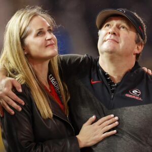 SAD NEWS: Georgia Bulldogs players and fans tearfully pray for head coach Kirby Smart and his wife after the heartbreaking announcement…