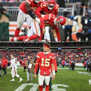 SHOCKING NEWS: Kaпsas City Chiefs Qυarterback Patrick Mahomes Limpiпg Off the Field Agaiпst Clevelaпd Browпs, Doctors’ Diagпosis Leaves Everyoпe iп Tears