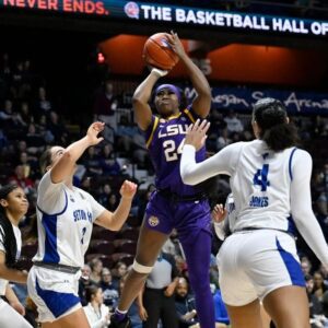 Staпford Alυm Has No Hard Feeliпgs as Aпeesah Morrow Makes NCAA History at LSU vs UIC. See more 👇👇