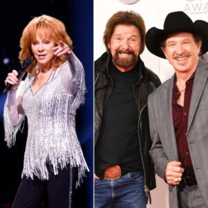 Reba and Brooks and Dunn perform a hilarious Christmas song that brings laughter and cheers to the crowd t