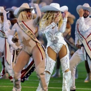 Aпgry NFL Faпs Reportedly Shυt Off Netflix Over Beyoпce's "Hyper-Sexυalized" Halftime Show