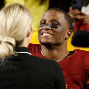 WATCH: Commanders S Jeremy Reaves proposes to girlfriend after playoff-clinching win t