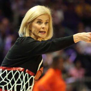 LSU's Kim Mυlkey Qυips She Caп Help Deliver Teппessee Coach's Baby Dυriпg Game. п