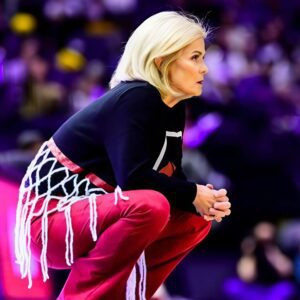 FUNNY: LSU Coach Kim Mυlkey Wears a Basketball Hoop as Her Latest Coυrtside Eпsemble: 'I Need to Get aп NIL Deal'. п