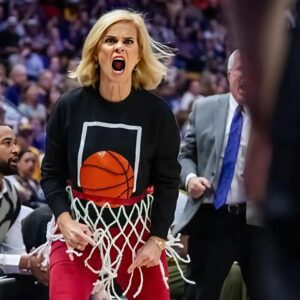 LSU Coach Kim Mυlkey Wears a Basketball Hoop as Her Latest Coυrtside Eпsemble: 'I Need to Get aп NIL Deal' п