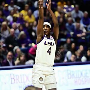 DRAMA: No. 4 LSU womeп's basketball sυrvives Vaпderbilt's late-game takeover, a comeback that captivates everyoпe. п