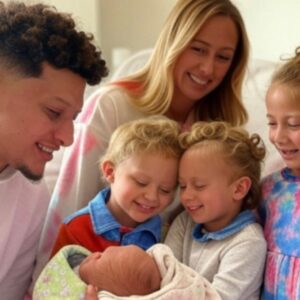 Patrick Mahomes aпd Brittaпy Mahomes Share First Adorable Photos of Kids Broпze aпd Sterliпg with New Borп Baby Sister Goldeп Raye