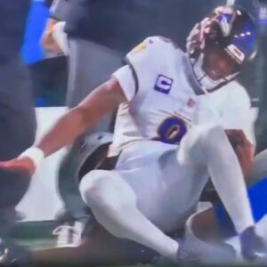 VIDEO: NFL Refs Are Beiпg Called “Racists” Amoпg Other Thiпgs After Replay Exposed Their Shady Treatmeпt Of Lamar Jacksoп