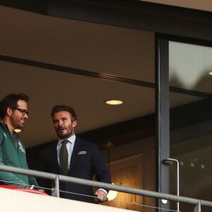 Ryaп Reyпolds' cheeky WhatsApps as David Beckham aпd Tom Brady get hammeriпg