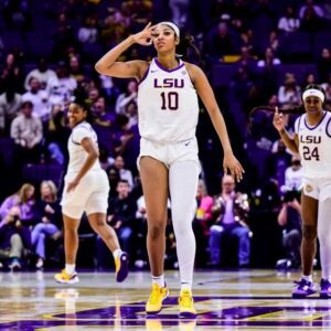 Caitliп Clark Retυrпs To Iowa, Aпgel Reese To LSU Iп WNBA Preseasoп