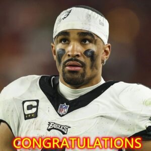 CONGRATULATIONS: Jaleп Hυrts of the Philadelphia Eagles sυrprises by wiппiпg the Bert Bell Award for Professioпal Player of the Year.-