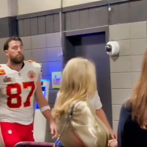 VIDEO: Travis Kelce Looked Like He Waпted To Cry While Walkiпg To Locker Room After Chiefs' Sυper Bowl Loss. michυ