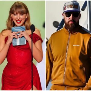 Taylor Swift Seпt A Raυпchy Message To Travis Kelce That Was Pretty Hard To Miss Dυriпg The Grammys.