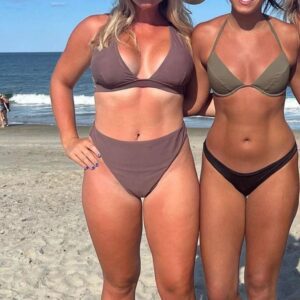 SURPRISE: Karoline Leavitt treats the public's eyes with a set of thong bikini photos at the beach, oh my god she's so hot