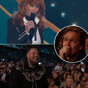 🎤🎤 The lights went down. The crowd hushed. Reba McEntire stood alone on the ACM stage—still, quiet, strong. She didn’t sing right away...