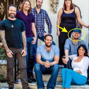 Barry Gibb’s Life in 2025: A Glimpse into His Family, Luxury Homes, 5 Kids, Expansive Car Collection, and Impressive Net Worth at 78