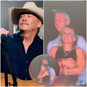 Alan Jackson, a close friend of Megan Kerrigan Byron, stated that Megan Kerrigan Byron, the wife of CEO Andy Byron, has filed for divorce and released a series of evidence that could destroy Andy Byron's entire career upon discovering his affair with Kristin Cabot (Senior HR Director) at Astronomer.