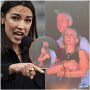 Alexandria Ocasio-Cortez, a close friend of Megan Kerrigan Byron, stated that Megan Kerrigan Byron, the wife of CEO Andy Byron, has filed for divorce and released a series of evidence that could destroy Andy Byron's entire career upon discovering his affair with Kristin Cabot (Senior HR Director) at Astronomer.
