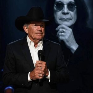 AN UNEXPECTED FAREWELL: No one saw it coming. As the lights dimmed over a sea of 90,000 fans, George Strait quietly walked to the center of the stage. Then, without a word, he began to sing “Mama, I’m Coming Home” — a tribute to Ozzy Osbourne that caught everyone off guard 🎸🎤
