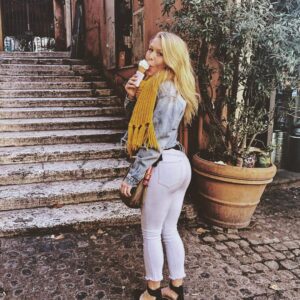 HOT HOT HOT: Karoline Leavitt Stuns the Internet in Curve-Hugging Outfit — Millions of Netizens Can’t Stop Imagining How She’d Look in a Bikini on a Sunny Beach! 🔥