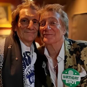 What began in a smoky Soho pub in the late ’60s became one of rock’s most legendary friendships. As Rod Stewart turned 80 in January 2025, Ronnie Wood was right there by his side—just like he has been for six decades
