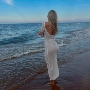 "SURPRISE: Karoline Leavitt turns heads at the beach — her stunning look leaves fans speechless!" TD