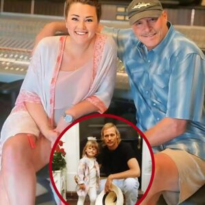 Alan Jackson — the man who once wrote ballads that brought an entire nation to silence — now sits beside the very daughter he once sang about in “Drive (For Daddy Gene)” and “You’ll Always Be My Baby.” ws
